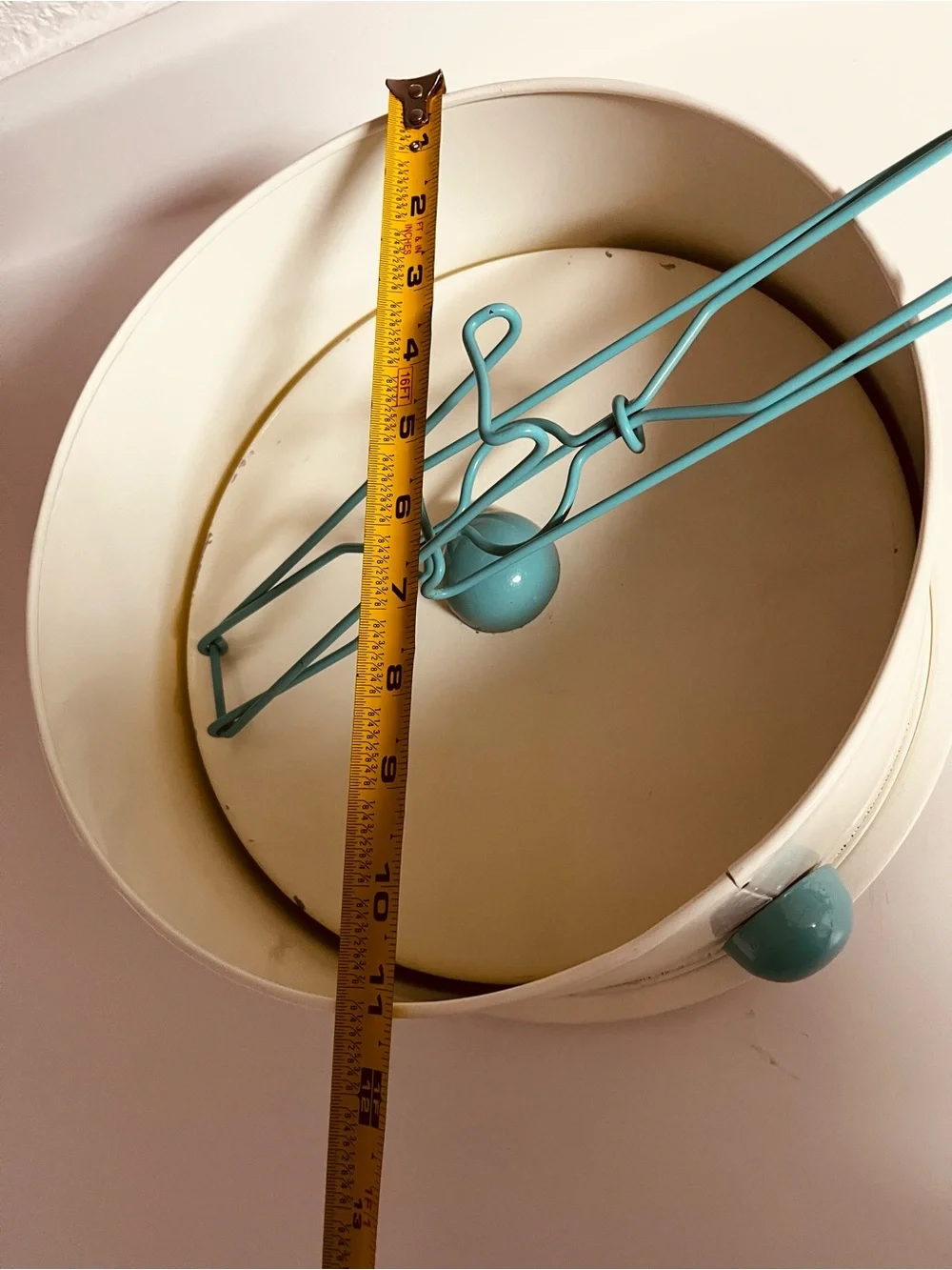 Vintage-Inspired Cream Cake/Pie Carrier with Teal Handle